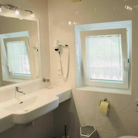 Haus Senoner Bed & Breakfast 4*